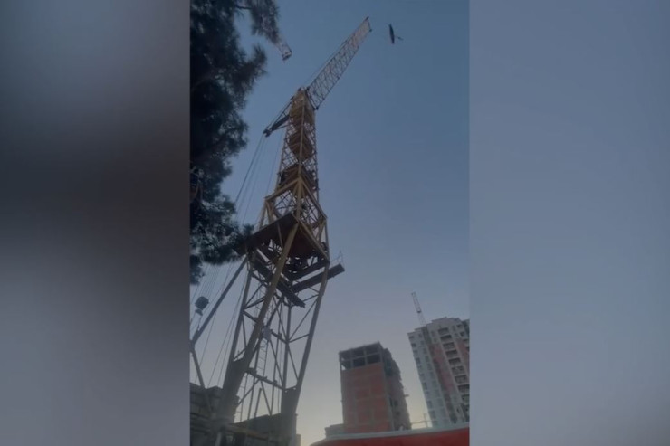 Bakıda kişi krana çıxıb özünü atmaq istədi - VİDEO 