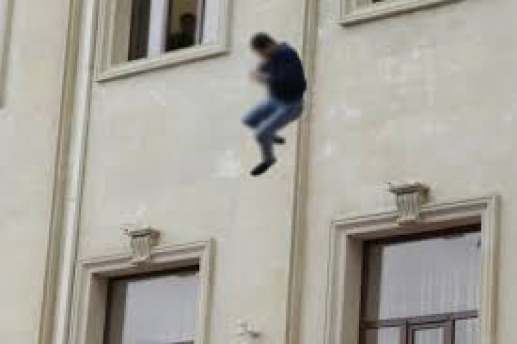 Sevgilisinə 8 Mart hədiyyəsi seçə bilməyən oğlan özünü binadan atdı 