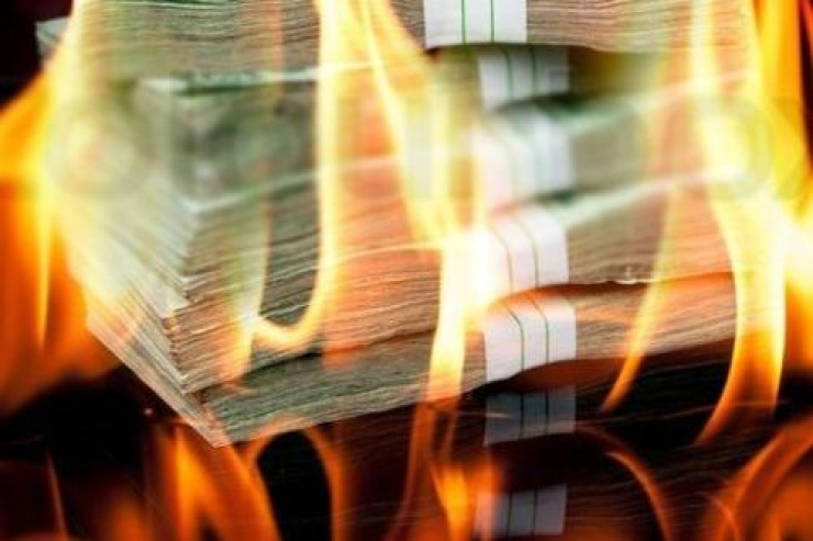 Oğurladığı pulları yandırdı 