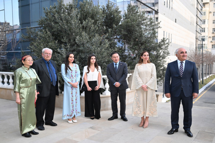 Leyla Əliyeva və Arzu Əliyeva Çin dilində təhsil alanlarla görüşdü - FOTO 
