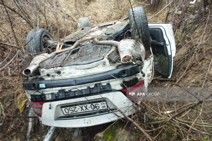 Şamaxıda avtomobil dərəyə aşdı,  yaralı var