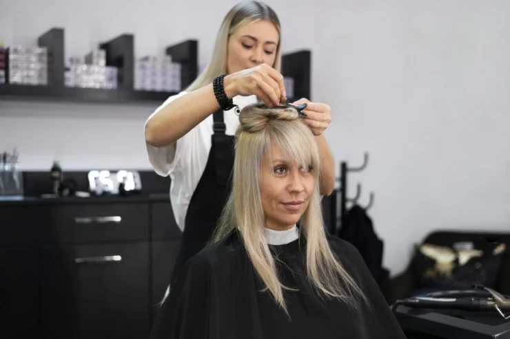 50 yaşdan yuxarı qadınlar üçün eleqant saç düzümü: 10 YAŞ CAVANLAŞIN 