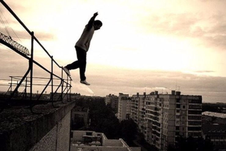 Bakıda  DƏHŞƏT:   61 yaşlı kişi özünü binadan atdı 