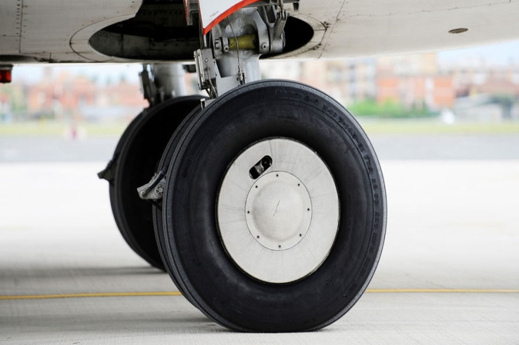 Hava limanında eniş zamanı An-124 yük təyyarəsinin şassisi yandı 