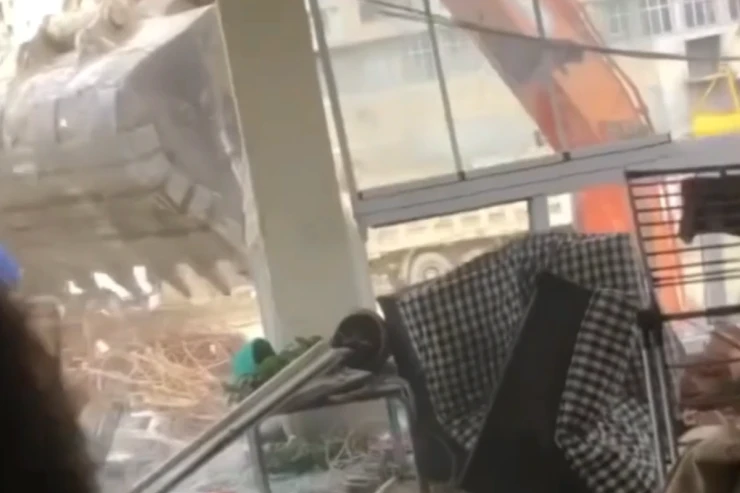 Yasamalda evi qanunsuz sökənlər  saxlanıldı - VİDEO 