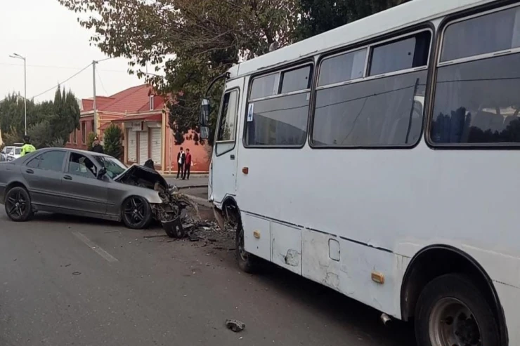 Gəncədə sərnişin avtobusu minik maşını ilə toqquşub, yaralılar var 