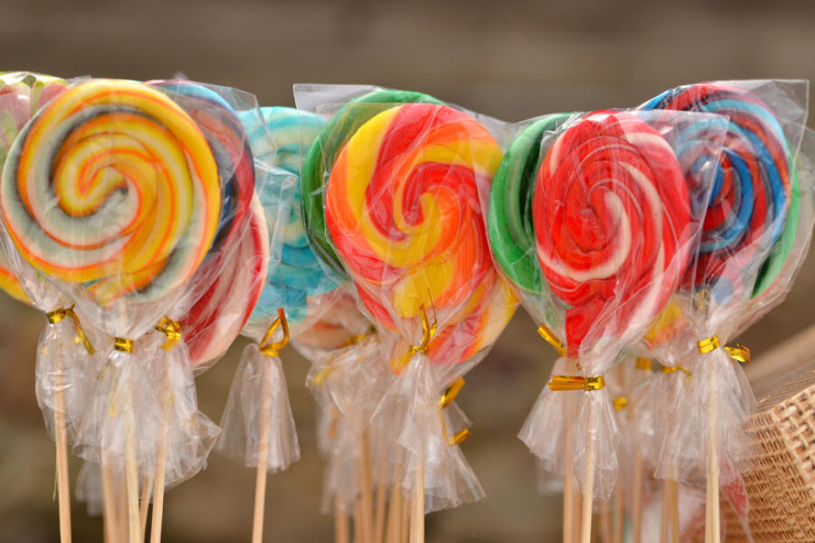 Ağzında lolipop  olan uşaq yıxıldı, beyni deşildi