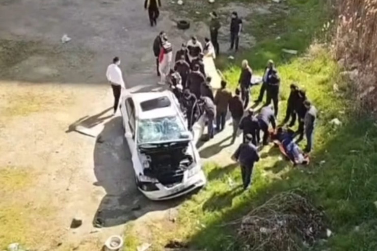 Bakıda maşın bünövrə üçün qazılan  dərəyə aşdı - VİDEO 