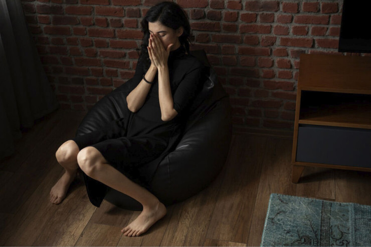 Arvadını it yuvasında saxladı, alt paltarında küçədə  gəzməyə məcbur etdi