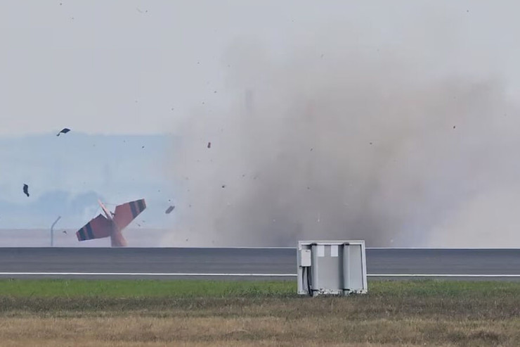 Aviaşou zamanı təyyarə yerə çırpıldı 