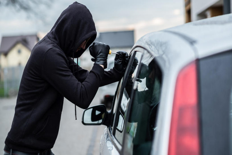 Bakıda gənc oğlan "Nissan"ı qaçırıb qəza törətdi 