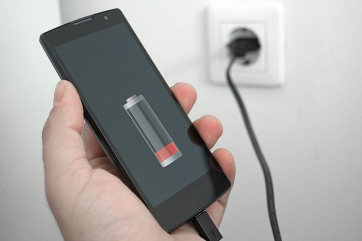 Telefonunuzu bütün gecə şarjda qoymaq  nə qədər təhlükəlidir?