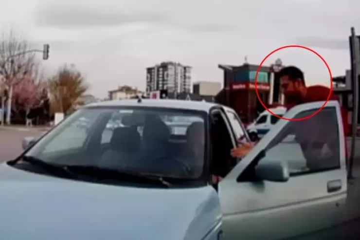 Maşınına çırpılan sürücünün əlini öpdü - ŞOK VİDEO 