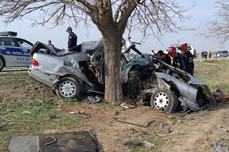 Ağstafada "Mercedes" ağaca çırpıldı, 3-cü kurs tələbəsi öldü 