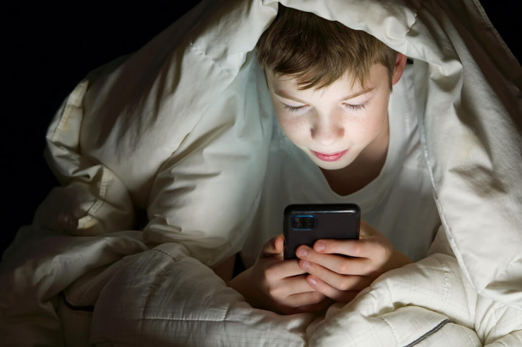 Smartfonlar  uşaqlarda xərçəngə   səbəb olur: Səhiyyə nazirindən şok AÇIQLAMA 