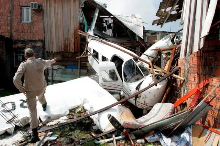 ABŞ-da təyyarə yaşayış evinə çırpıldı 