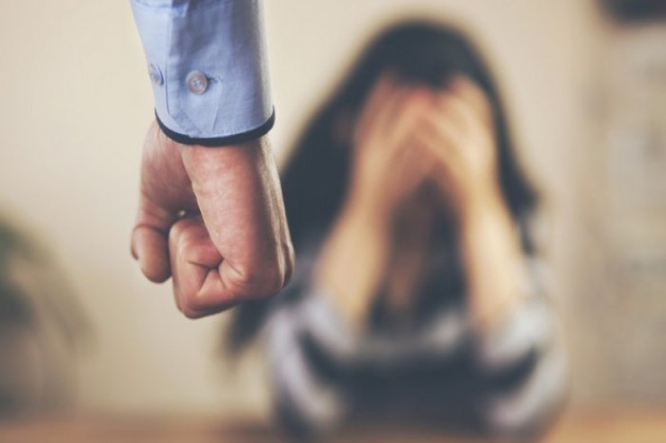 Qonşu qadını arvadı ilə  səhv saldı, döyüb öldürdü 