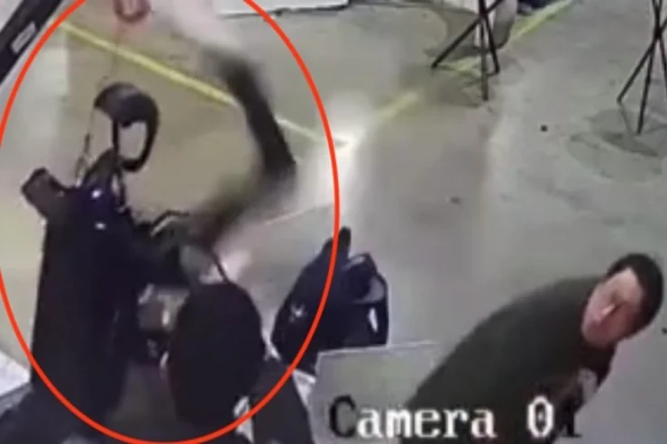 Robot insanlara belə hücum etdi - VİDEO 