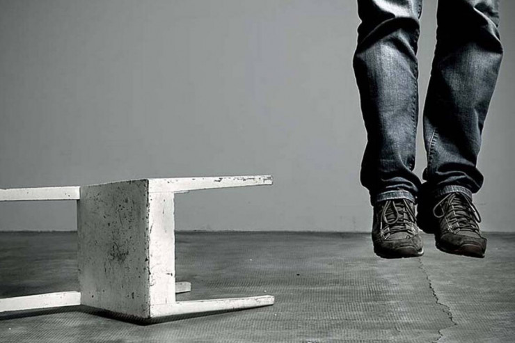 Qəbələdə kişi özünü asdı 