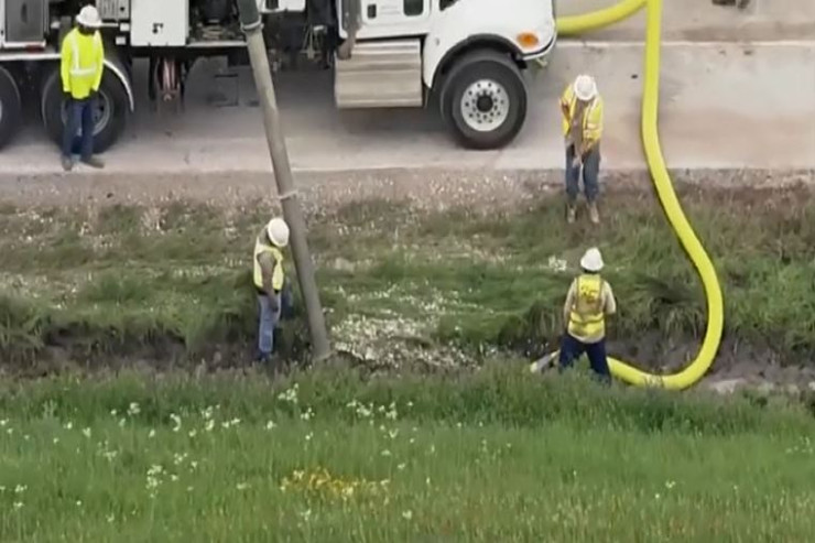 800 milyon dollarlıq  qəpik yola dağıldı, tozsoranla yığdılar - ŞOK GÖRÜNTÜLƏR 