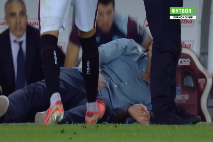 Oyun zamanı baş məşqçi huşunu itirdi 