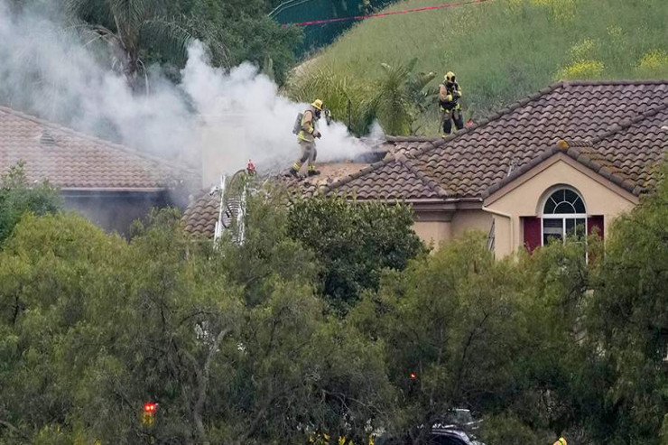 Kaliforniyada təyyarə yaşayış evlərinə çırpıldı