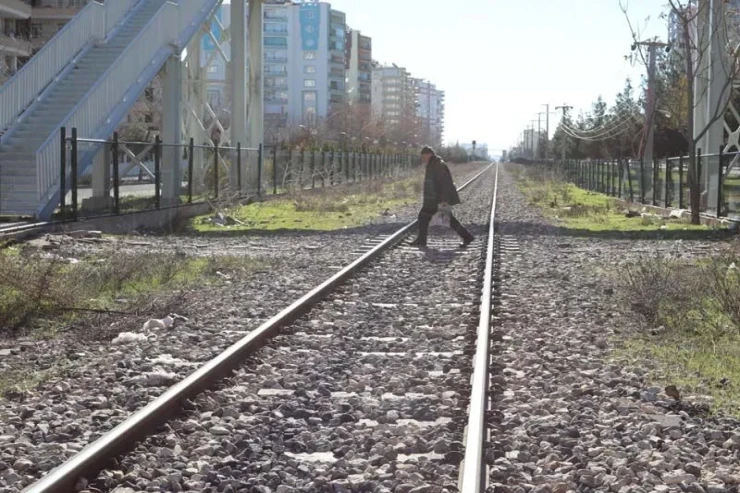 Xaçmazda DƏHŞƏT:  özünü qatarın altına atdı - YENİLƏNİB 