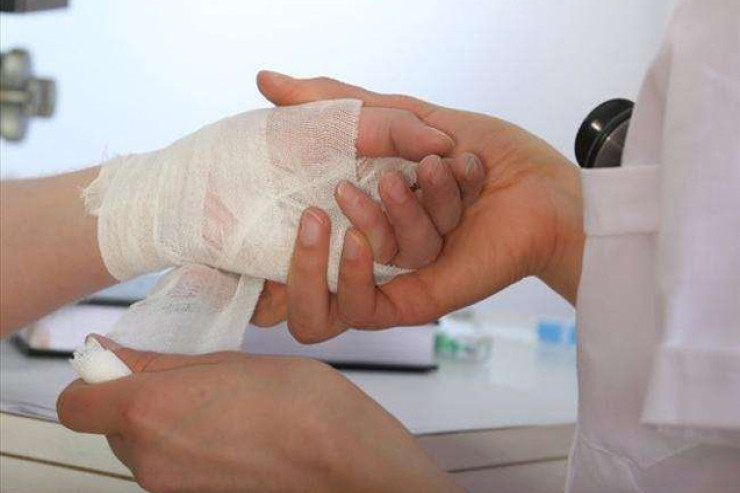 Gəncədə qonşusuna əsəbləşən qadın özünü doğradı 