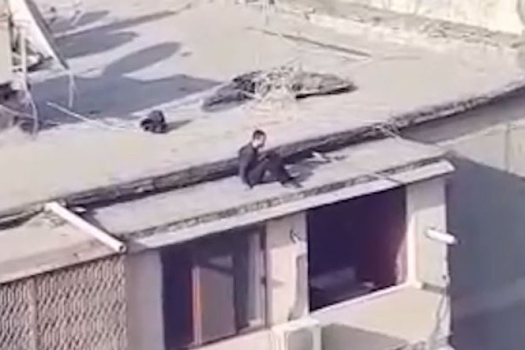 Xırdalanda arvadını döyən kişi  özünü binadan atmaq istədi - VİDEO 