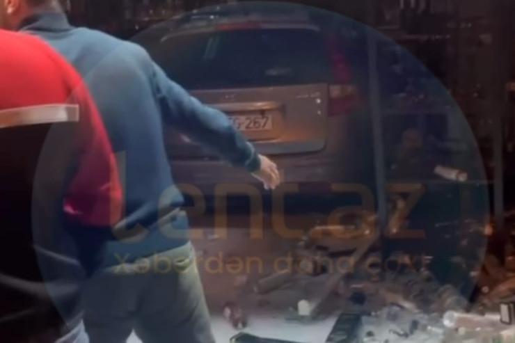 Bakıda maşın "AZZA"ya girdi  -VİDEO 