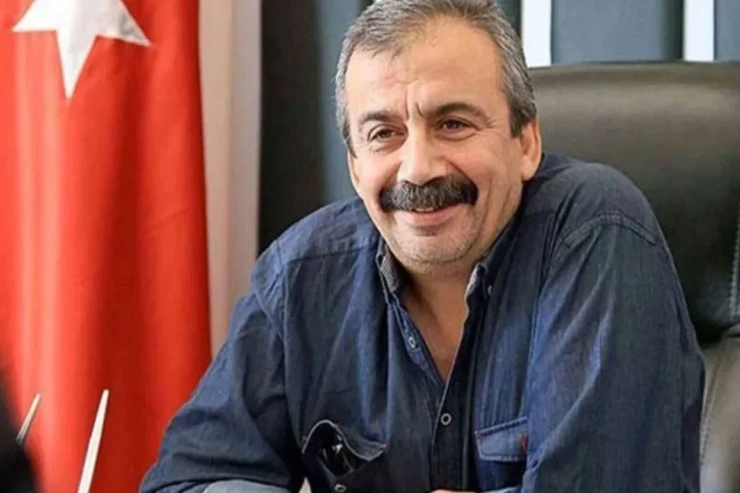 Sırrı Süreyya Önder  kimdir? – Rejissor, jurnalist, siyasi məhbus…