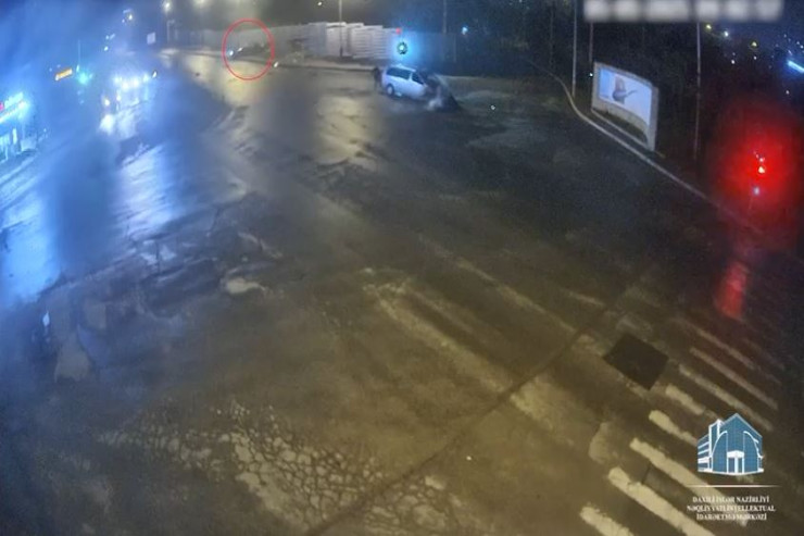 Qırmızıda keçib qəza törətdi, işıqfor qırıldı - HADİSƏ ANI 