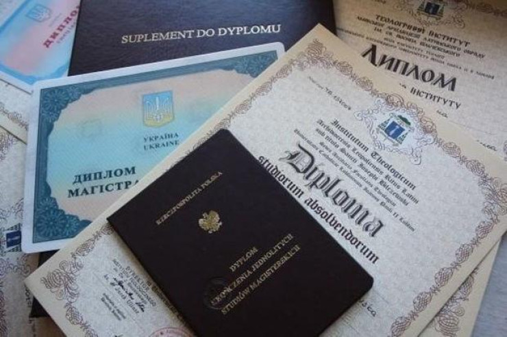 Kağız parçasından fərqlənməyən diplomlar  - Bu universitetləri seçməyin! - SİYAHI 