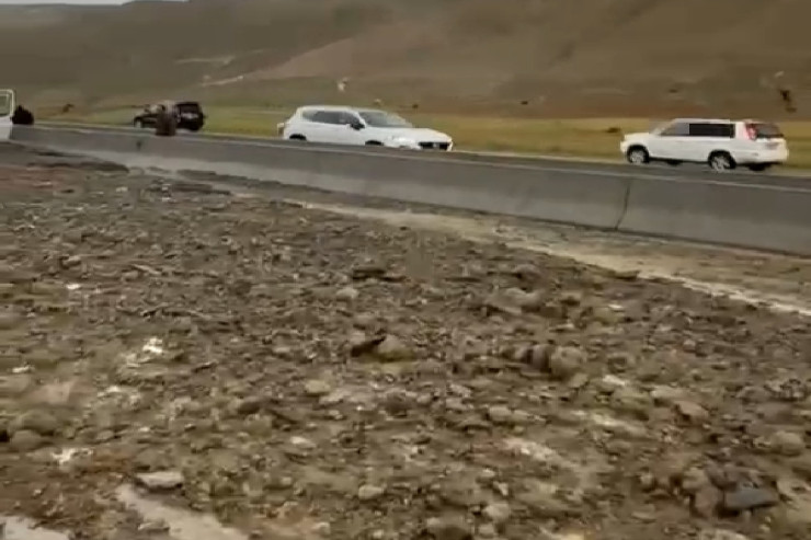 Güclü sel Bakı-Şamaxı yolunu yararsız hala saldı - VİDEO 