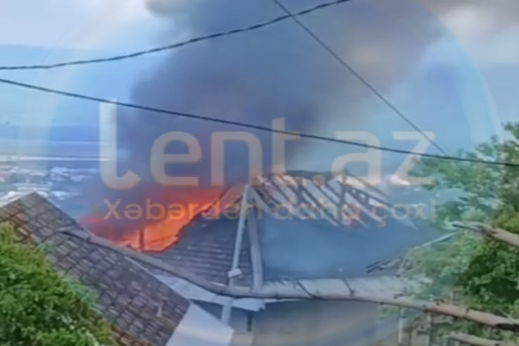 Şəkidə ikimərtəbəli ev belə yandı - VİDEO 