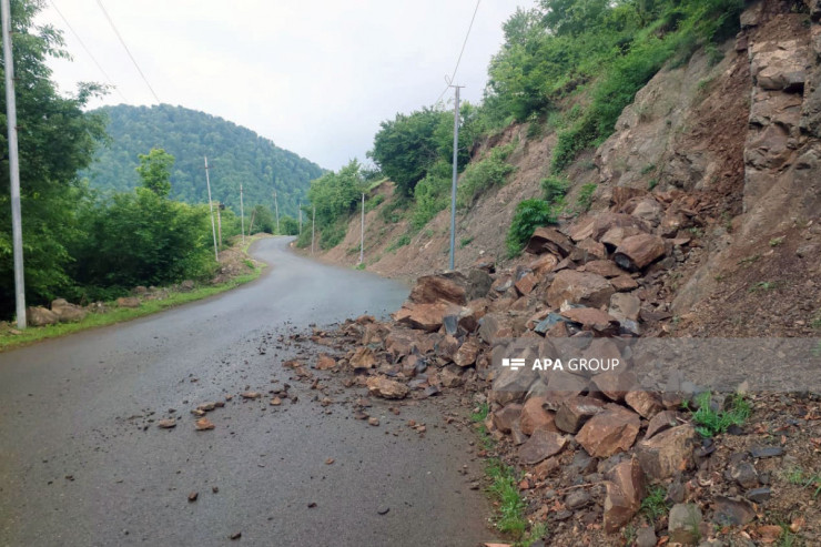 Astarada dağ uçdu,  yol bağlandı - VİDEO 