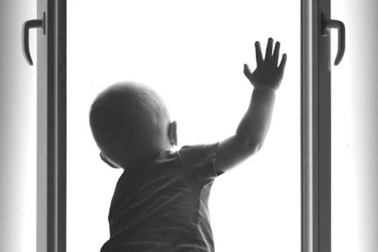 Körpə binadan yıxılıb öldü 