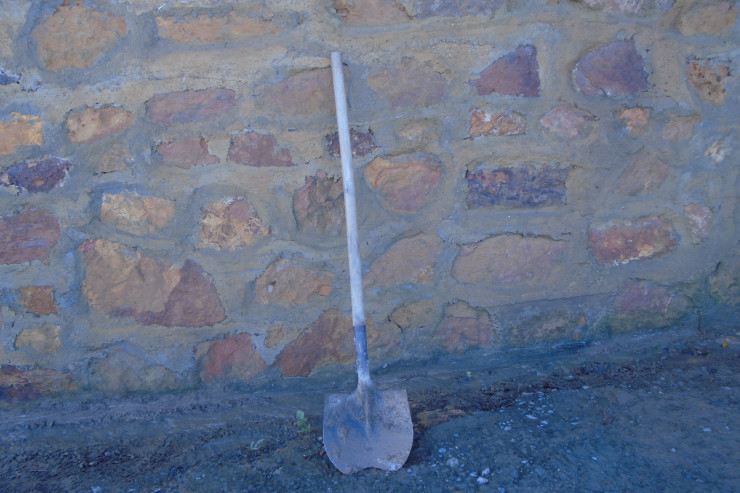 Qısqanc kişi dostunu kürəklə öldürüb binadan atdı 