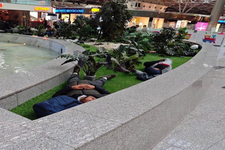 Azərbaycanlı sərnişinlər Moskvadan Bakıya uça bilmir,  aeroportda yatırlar - VİDEO 