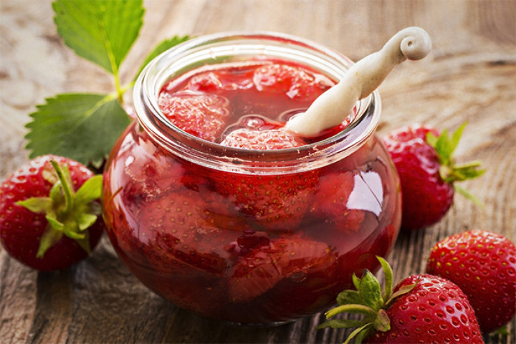 Çiyələk mürəbbəsini  belə hazırlayın: RESEPT 