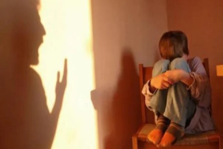 Ana xəstəliklə doğulan 4 yaşlı oğlunu boğub öldürdü 