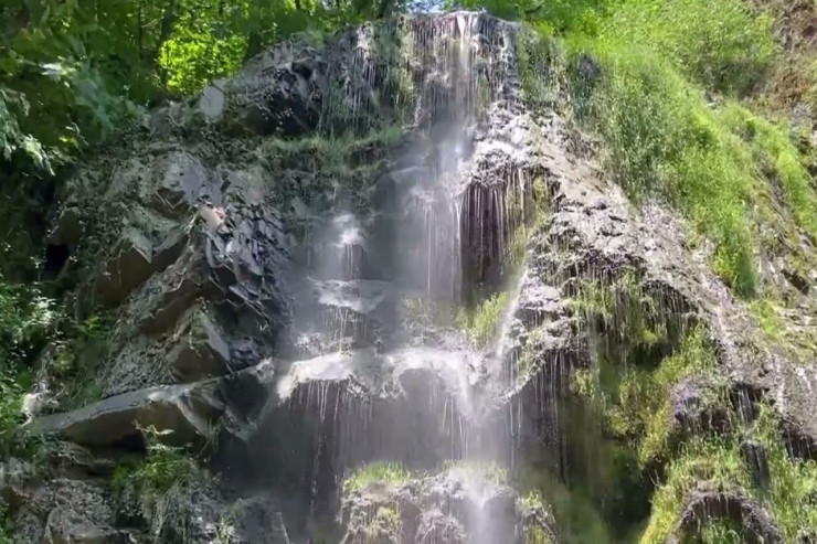 Qax sakini şəlalədən yıxıldı  - VİDEO  - YENİLƏNİB 