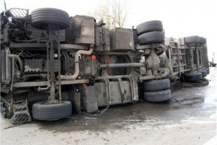 Ağdaşda yanacaqdaşıyan maşın aşdı, iki yaralı - VİDEO 