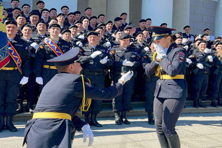 Polis bayram şənliyində həmkarına evlilik təklif etdi 