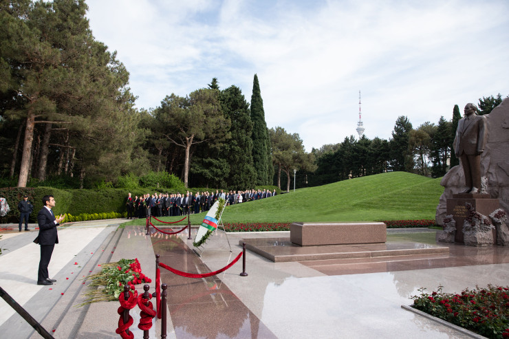 “Azərsun Holdinq”in rəhbər heyəti Ulu Öndərin məzarını ziyarət edib