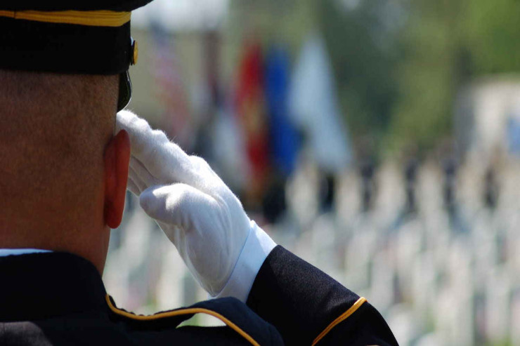 Hərbi Dəniz Qüvvələrinin rəisi arvadına görə İSTEFA VERDİ 