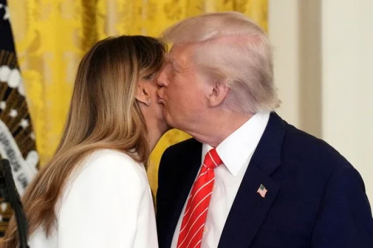 Hislərini saxlaya  bilmədi: Donald Tramp Ağ evdə həyat yoldaşını elə öpdü ki...  -FOTOLENT 