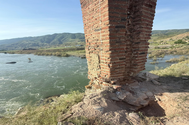 Xudafərində qazıntı aparan iranlılardan biri çaya düşdü -YENİLƏNİB -VİDEO 