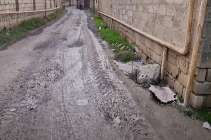 Bakının bu qəsəbəsinə, nə təcili-yardım  maşını gedə bilir, nə də taksi -VİDEO 