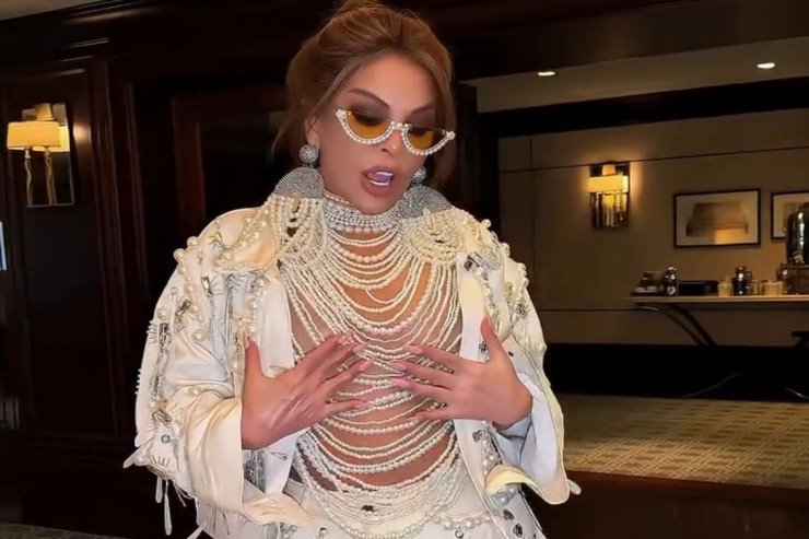 Aygün Kazımova geyimi ilə çılpaq göründü - VİDEO 